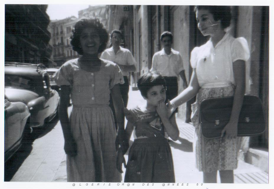 a gauche mes soeurs monique et andre + une  amie sur le bld du 2 zouaveamie.jpg